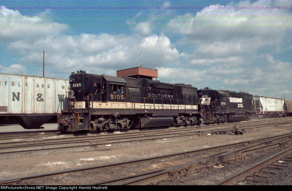 SOU 5105 & NS 2770 switch the yard